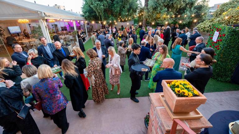 La velada arrancó con un aperitivo en los jardines de la Casa Joan Miret. Foto: Marc Bosch