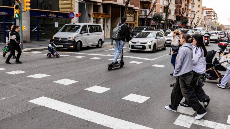 Personas cruzando un paso de peatones en Tarragona. El Tarragonès ganó 4.885 habitantes en un año. FOTO:Àngel ullate/DT
