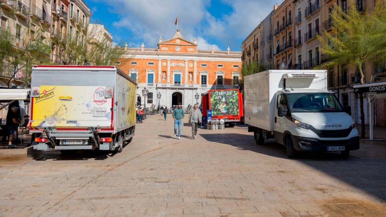 Así estaba la Plaça de la Font, el pasado viernes por la mañana. Los trabajadores descargaban bebidas y barriles. foto: marc bosch