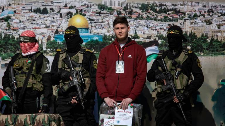 Militantes de Hamás y la Yihad Islámica están junto al rehén ruso-israelí Sasha (Alexander) Troufanov antes de entregarlo al equipo de la Cruz Roja, en Khan Yunis, en el sur de la Franja de Gaza. Foto: EFE
