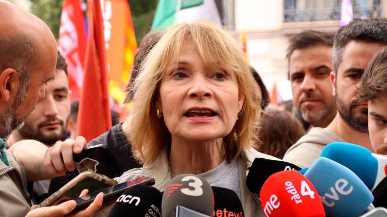La viceprimera secretària i portaveu del PSC, Lluïsa Moret, durant l’atenció als mitjans de comunicació abans de l’inici de la manifestació. Foto: ACN