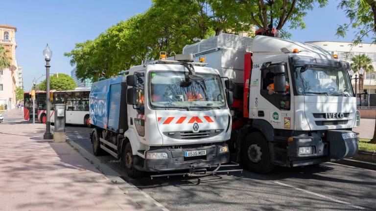 Un camión de la basura, ayer circulando por la Rambla Lluís Companys. Foto: Àngel Ullate