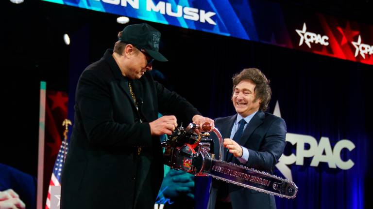 Elon Musk recibe del presidente argentino una motosierra. Foto: EFE