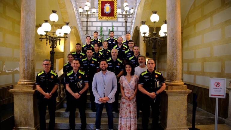 Los agentes han posado en la escalinata del Ayuntamiento de Tarragona. Foto: ACN