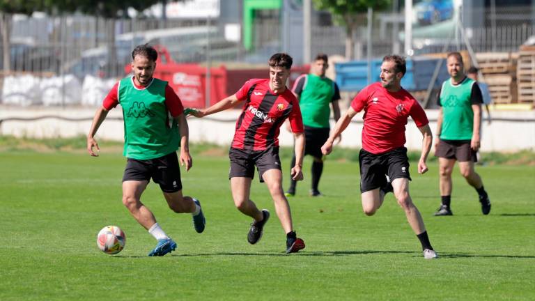 Hugo Moreno ante la presión de un aficionado rojinegro y de Alberto Benito. Foto: Alba Mariné