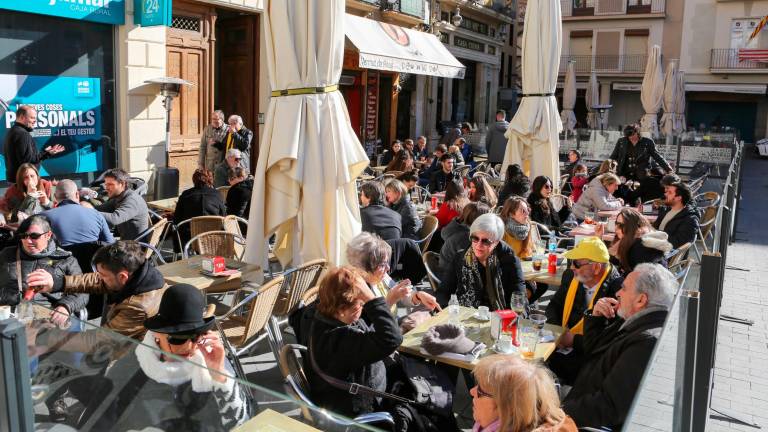 reusenses en la plaza del Mercadal saboreando un vermut. Foto: Alba Mariné
