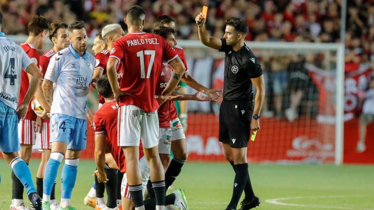 El colegiado Eder Mallo expulsa a Nacho González en la final del ‘play-off’ de ascenso a Segunda División entre el Nàstic y el Málaga. Foto: Pere Ferré