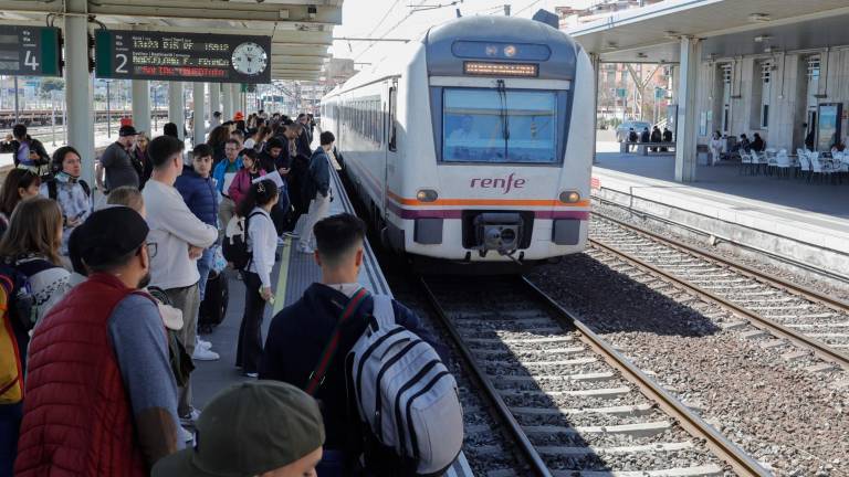 Usuarios esperando el tren en la estación de Tarragona. Foto: Pere Ferré/dt