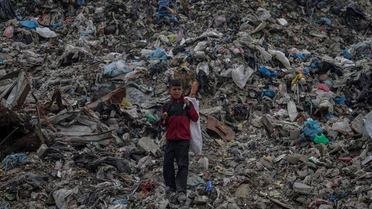 En la zona costera de Mawasi, al oeste de Jan Yunis, al menos cuatro personas, entre ellas dos niñas y una mujer, murieron en un ataque con dron. Foto: EFE