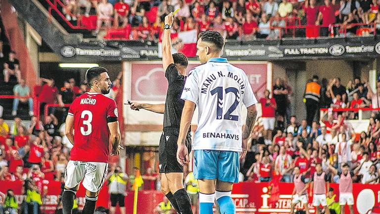 El árbitro Eder Mallo, mostrándole una tarjeta a Nacho González. Foto: Nàstic