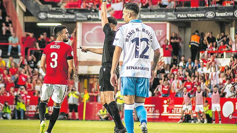 El árbitro Eder Mallo mostrándole una tarjeta a Nacho González. Foto: Nàstic de Tarragona