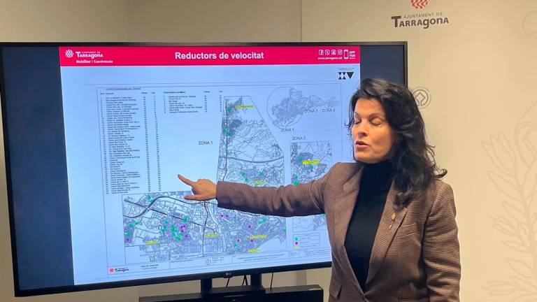 La concejal Sonia Orts, esta mañana, mostrando el mapa donde se instalarán los reductores de velocidad. Foto: C. Pomerol
