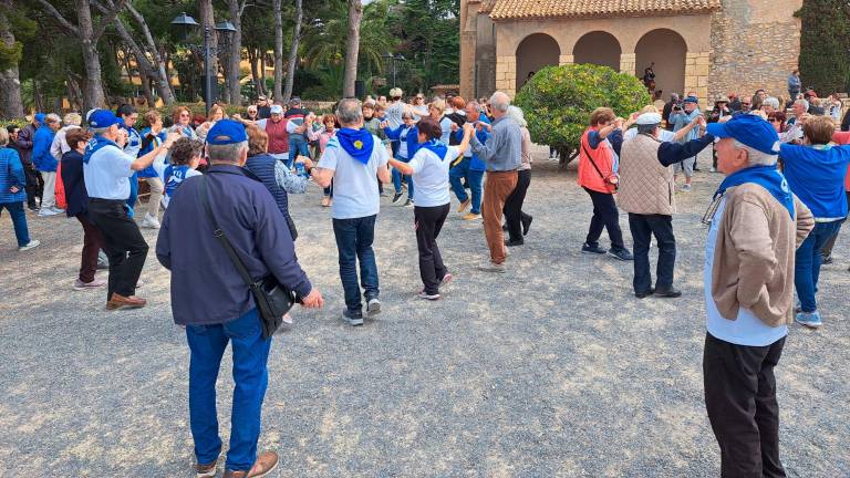 Ballada de sardanas en la Ermita de Berà. Foto: Joan Boronat