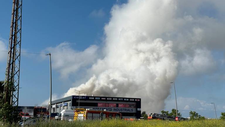 La nube tóxica de cloro del incendio de una industria de productos para piscinas en Vilanova i la Geltrú. FOTO: ACN