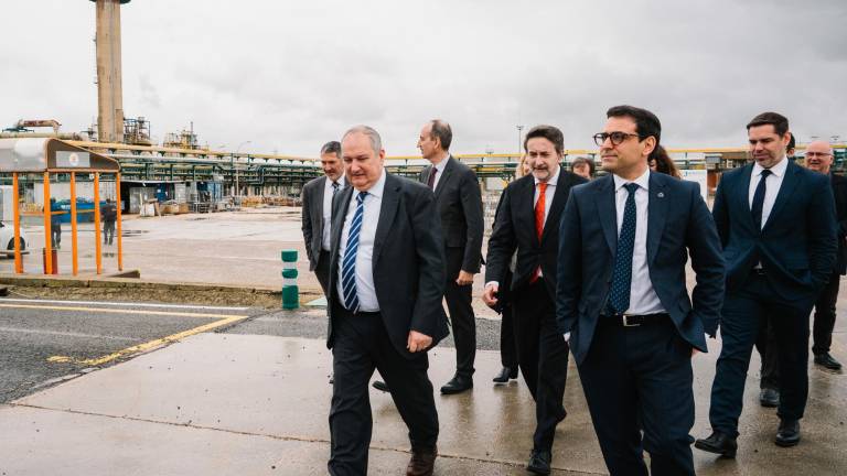 Stéphane Séjourné (segundo por la derecha), vicepresidente de la Comisión Europea, durante su visita al polo petroquímico de Tarragona, en el complejo industrial de Repsol en el Polígono Norte. Foto: David López Vilalta