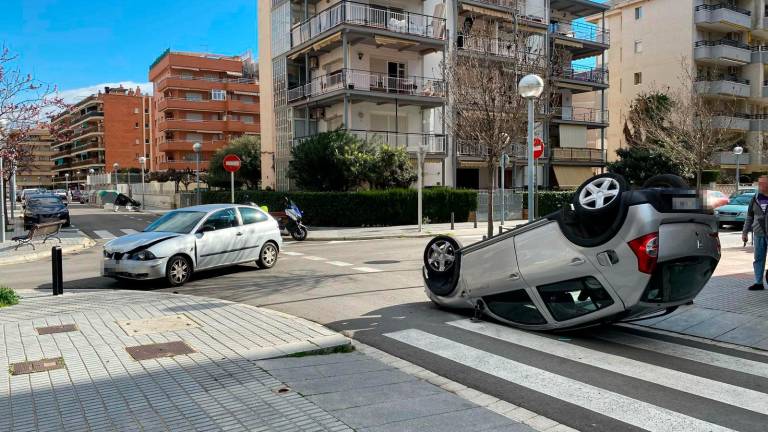 El vehículo completamente volcado en medio de la calle. Foto: cedida