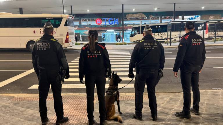 Uno de los controles ya efectuados con agentes de la Guàrdia Urbana y Mossos d’Esquadra en las inmediaciones de la estación de autobuses de Tarragona. Foto: Guàrdia Urbana