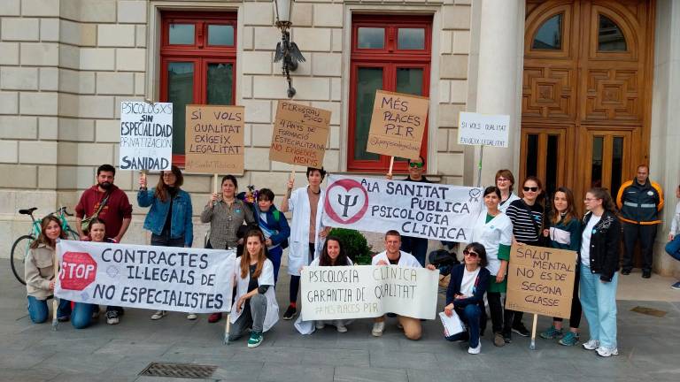 Una veintena de personas del colectivo de psicólogos especialistas en psicología clínica del Pere Mata, ayer en el Mercadal. FOTO: M.P.