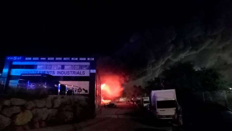 El incendio se ha producido de noche. Foto: Bombers