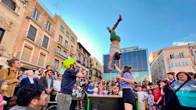 El show Kiss&amp;Fly ha despertat curiositat entre el públic. Foto: Alfredo González