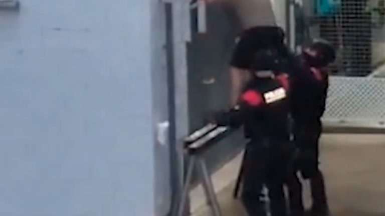 Los agenters, durante una de las detenciones. Foto: Captura Mossos d’Esquadra