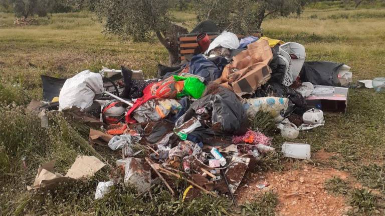 Gran cantidad de basura en un camino del término municipal. Foto: Ajuntament de Llorenç del Penedès