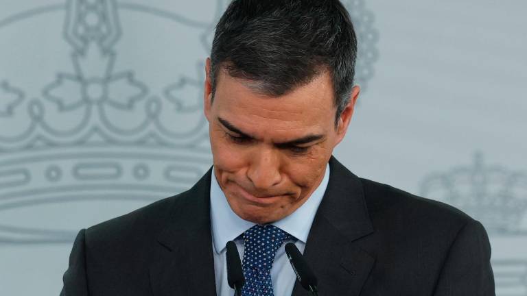 El presidente del Gobierno, Pedro Sánchez, ofrece una reunión tras las reuniones que ha mantenido este jueves, con los diputados, Cristina Valido de Coalición Canaria, Néstor Rego del BNG, Ione Belarra de Podemos y Alberto Catalán de UPN, en el Palacio de la Moncloa, en Madrid. Foto: EFE