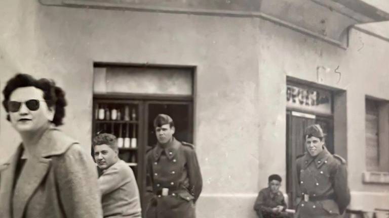 Exterior de Casa Boada en la primera meitat dels anys 60, amb el jove tascaman en una moto. foto:Arxiu Casa Boada