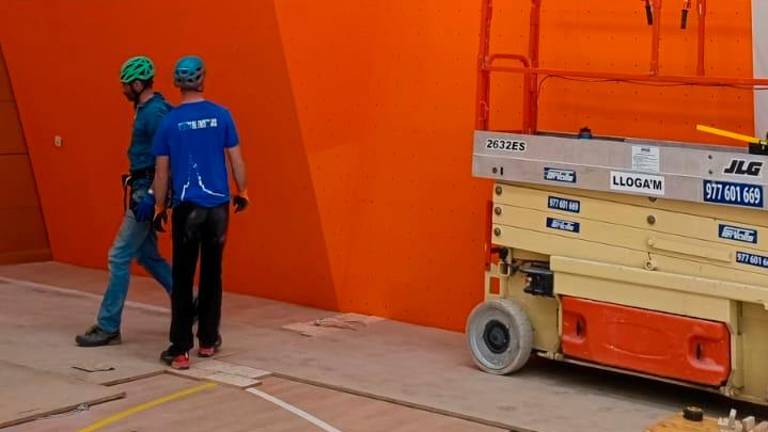 Els operaris treballant en la instal·lació del recòdrom. Foto: cedida