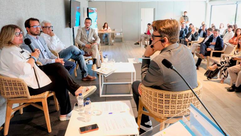 Berta Cabré (FEHT), Vadim Koryagin (Patronat de Turisme de Cambrils), Jordi Rom (Nàutic Parc) y Jordi Farré (Associació Hotelera AEH), en una de las mesas redondas. Foto: Àngel Ullate