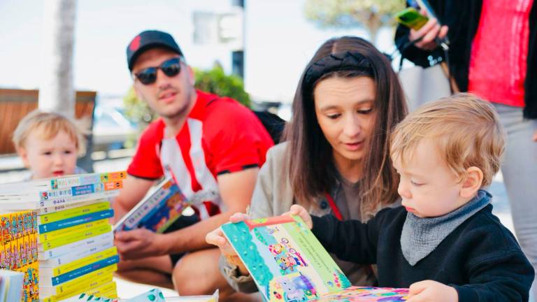 Familias disfrutan de Sant Jordi en Cambrils. Foto: Alba Mariné