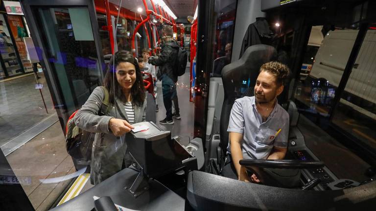 Actualmente el billete sencillo solo se puede pagar en efectivo dentro del bus. foto: Pere Ferré