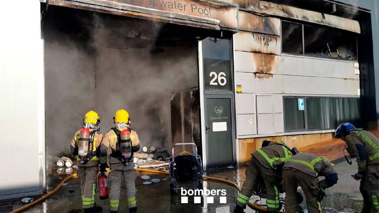 Imagen de los Bombers trabajando para apagar el incendio. Foto: Bombers