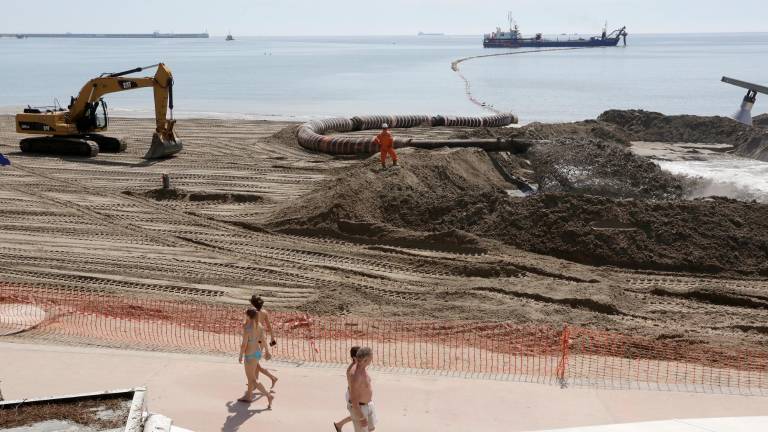 Labores de dragado en la playa de La Pineda. Foto: Lluís Milián / DT