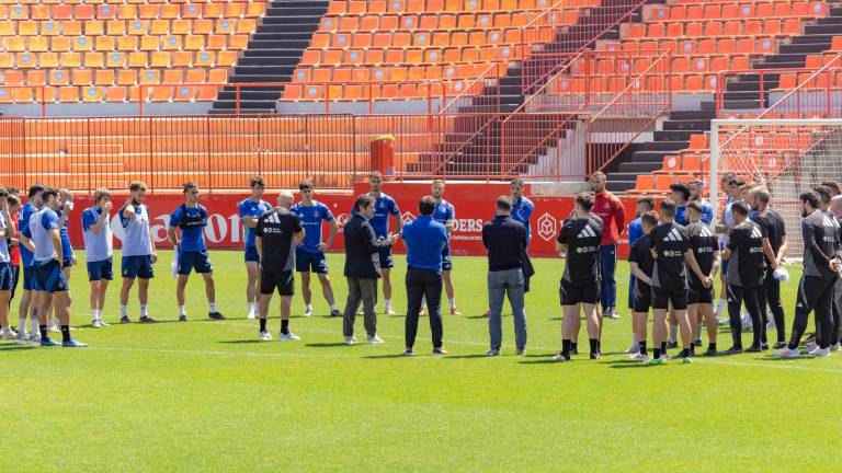 El presidente ejecutivo del Nàstic de Tarragona, Lluís Fàbregas, en la charla con la plantilla tras el entrenamiento. Foto: Àngel Ullate